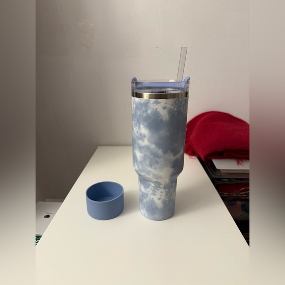 EUC Stanley 40 oz Tumbler in Ocean Tie Dye - Picture 5 of 10